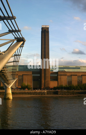 Millennium Bridge die Themse und der Tate Modern in den späten Nachmittag Stockfoto