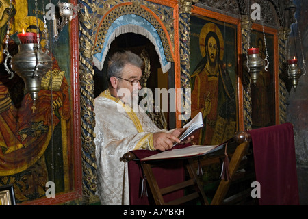 Serbisch-orthodoxe Priester in Velika Hoca hier, Vater Milenko führt Morgen Liturgie im 14. Jahrhundert Kirche Sveti Stefan. Stockfoto