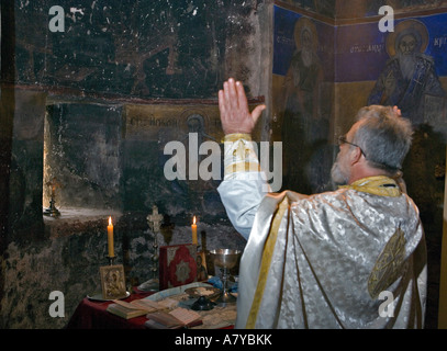 Serbisch-orthodoxe Priester in Velika Hoca hier, Vater Milenko führt Morgen Liturgie im 14. Jahrhundert Kirche Sveti Stefan. Stockfoto