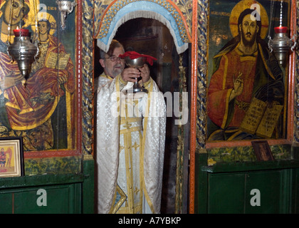 Serbisch-orthodoxe Priester in Velika Hoca hier, Vater Milenko führt Morgen Liturgie im 14. Jahrhundert Kirche Sveti Stefan. Stockfoto