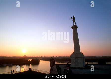 Victory Monument in Kalemegdon Park bei Sonnenuntergang, am Zusammenfluss von Save und Donau Flüsse. Stockfoto