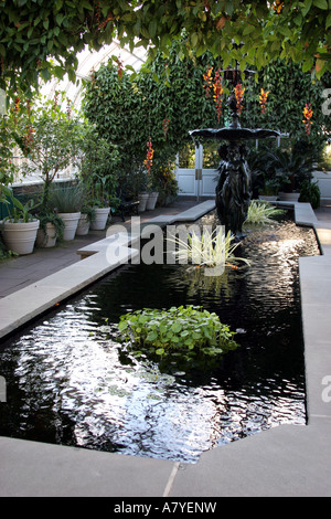 Reflexion im Pool innen Enid A. Haupt Conservatory in New York Botanical Garden, Bronx, NY, USA gegründet Stockfoto