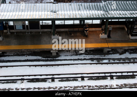 Einsamer Passagier wartet auf die southbound Plattform des Bahnhofs Glenwood Metro North, Yonkers, NY, USA Stockfoto