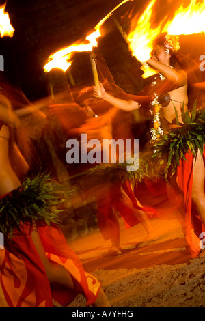 Berühmte Feuertänzer.  Traditioneller Tanz und Kultur-Show im Tiki Village.  Moorea, Französisch-Polynesien Stockfoto