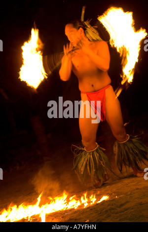 Berühmte Feuertänzer.  Traditioneller Tanz und Kultur-Show im Tiki Village.  Moorea, Französisch-Polynesien Stockfoto