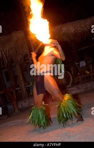 Berühmte Feuertänzer.  Traditioneller Tanz und Kultur-Show im Tiki Village.  Moorea, Französisch-Polynesien Stockfoto