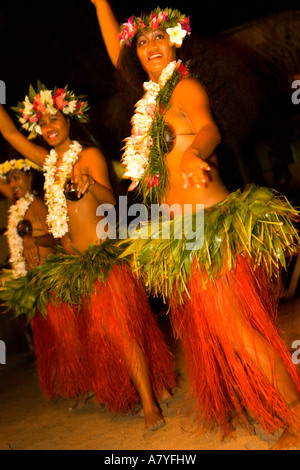 Traditioneller Tanz und Kultur-Show im Tiki Village.  Moorea, Französisch-Polynesien Stockfoto