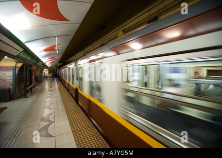 Buenos Aires u-Bahn (Subte) vergrößern die Züge vorbei. Stockfoto