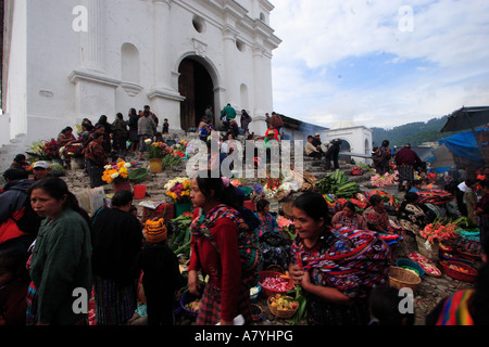 Guatemala, Chichicastenango, folkloristischer Markt, Blumenmarkt vor Kirche; Einheimische in traditioneller Kleidung Stockfoto