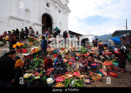 Guatemala, Chichicastenango, folkloristischer Markt, Blumenmarkt vor Kirche; traditionelle Kleidung Stockfoto