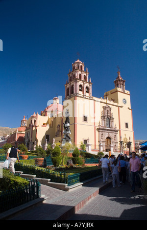 Nordamerika, Mexiko, Guanajuato. Denkmal für Frieden Statue in Plaza De La Paz und alleratemberaubendste unserer lieben Frau von Guanajuato. Stockfoto