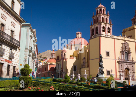 Nordamerika, Mexiko, Guanajuato. Denkmal für Frieden Statue in Plaza De La Paz und alleratemberaubendste unserer lieben Frau von Guanajuato. Stockfoto