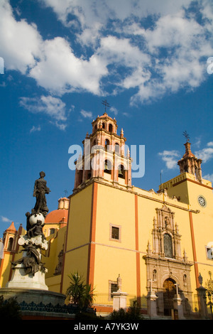 Nordamerika, Mexiko, Guanajuato. Alleratemberaubendste von unserer lieben Frau von Guanajuato und das Denkmal für den Frieden in Plaza De La Paz. Stockfoto