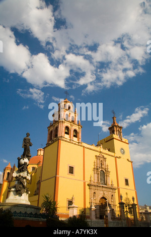 Nordamerika, Mexiko, Guanajuato. Alleratemberaubendste von unserer lieben Frau von Guanajuato und das Denkmal für den Frieden in Plaza De La Paz. Stockfoto