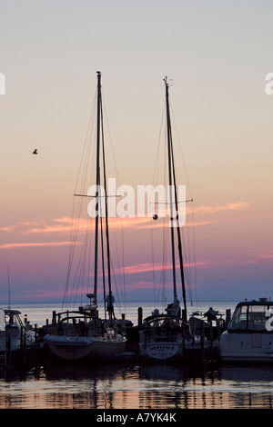 Segelboote in der Abenddämmerung Sister Bay Wisconsin angedockt. Stockfoto