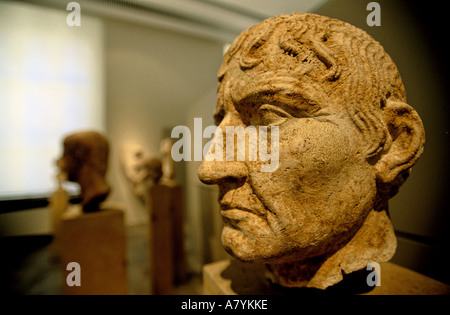 Deutschland, Berlin, Altes Museum (altes Museum) griechische weiße Marmorskulptur mit einem jungen Mann Kopf Stockfoto