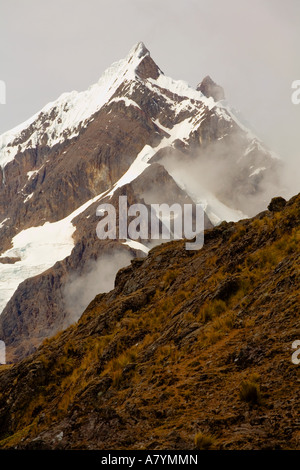 Colque Cruz im Nebel Lares Tal, Peru Stockfoto