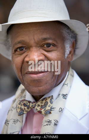 Ältere Mann gekleidet in Ostern Putz fotografiert während der jährlichen 5th Avenue Easter Parade in New York City Stockfoto