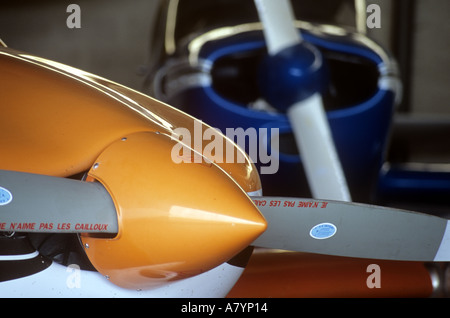 Nase Kegel private Propeller Flugzeuge im Hangar abgestellt Stockfoto