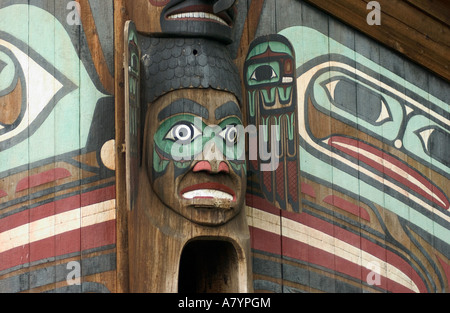 USA, Alaska, Ketchikan, Totem Bight State Park, Native Clan Haus. Stockfoto