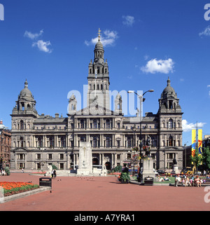 City of Glasgow George Square City Chambers A Kategorie A denkmalgeschütztes historisches Gebäude und Kenotaph an einem sonnigen Tag am blauen Himmel in Schottland, Großbritannien Stockfoto