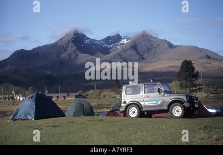 Sligachan Isle of Skye Autos parken neben Zelten auf dem Campingplatz mit Cuillin Bergen im beliebten Klettergebiet Stockfoto