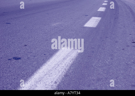 Symbolische Markierungen Autofahrer geben Hinweise auf Autobahn Stockfoto