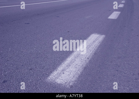 Symbolische Markierungen Autofahrer geben Hinweise auf Autobahn Stockfoto