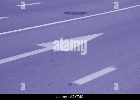 Symbolische Markierungen Autofahrer geben Hinweise auf Autobahn Stockfoto