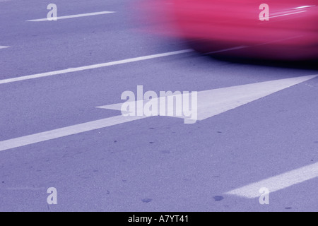 Symbolische Markierungen Autofahrer geben Hinweise auf Autobahn Stockfoto