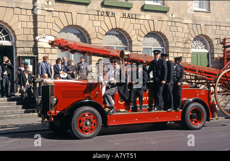 Glastonbury Hochzeitsgäste auf und um restaurierte altmodische Feuerwehrmaschine vor dem Rathaus Somerset England UK geparkt Stockfoto