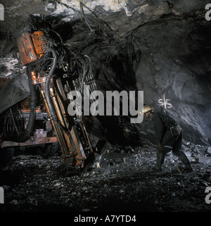 Bergbaubetriebe für den Transport, die Verwaltung und die Verarbeitung von Golderz. Geologe bei der Überwachung von Kernprobenbohrungen in der unterirdischen Goldmine Ghana Stockfoto