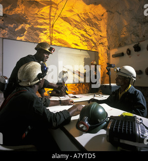 Bergbaubetriebe für den Transport, die Verwaltung und die Verarbeitung von Golderz. Unterirdische Bergbauschule in der Goldmine mit neuen Arbeitern in der Ausbildung Stockfoto