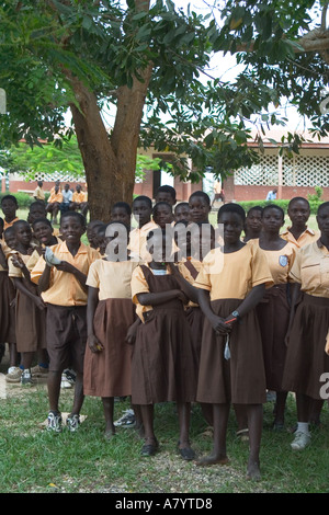 Gemischte Gruppe von afrikanischen Schülern in lokalen Dorfschule außerhalb während ihrer Freizeit in Western Ghana Ashanti Region Stockfoto