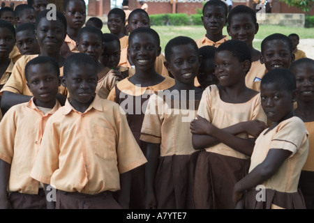 Gemischte Gruppe von afrikanischen Schülern in lokalen Dorfschule außerhalb während ihrer Freizeit in Western Ghana Ashanti Region Stockfoto