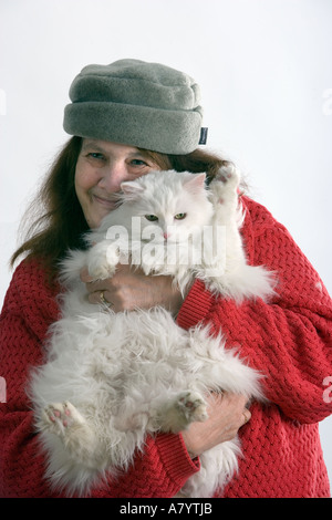 Ältere Frau mit Haustier weiße Perserkatze Stockfoto