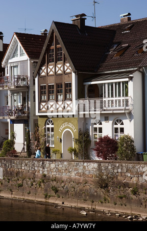 Häuser am Ufer des Flusses Kinzig Wolfach Schwarzwald Deutschland April 2007 Stockfoto