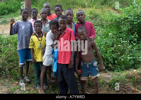 Gruppe von 11 jungen Pre-Teens neugierig sorglos afrikanischen Dorf Jungen, Western Region, Ghana, Westafrika Stockfoto