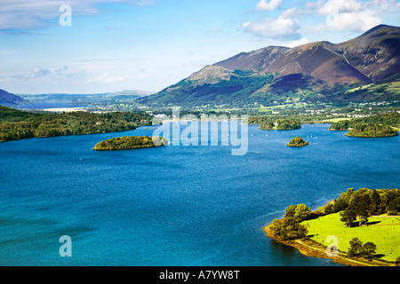 Derwent Water und Keswick aus Überraschung anzeigen auf Gowder Felsen in der Nähe von Ashness Brücke, Cumbria UK Seenplatte Stockfoto