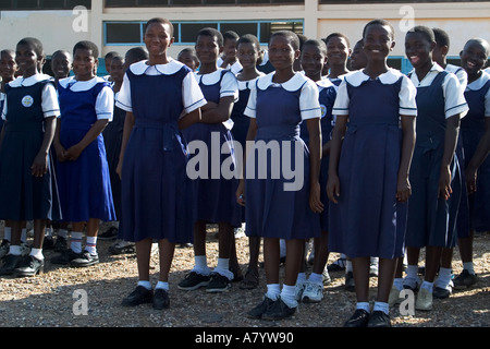 Gemischte Klassengruppe von senior Mädchen Studenten an Versammlung vor der Klassen in Ghana Westafrika Stockfoto