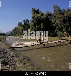 Dorfbewohner überqueren gefährliche Fußgängerbrücke über den Swat-Kanal im Swabi-Tal (ehemals NW Frontier Province) Khyber Pakhtunkhwa Province, Pakistan Stockfoto