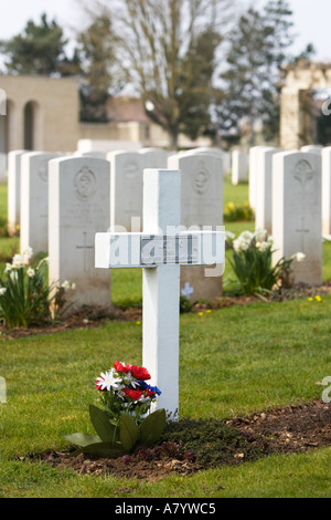 Krieg-Grab eines kostenlosen Französisch Naval Force Soldaten Ranville militärischen Friedhof Calvados Normandie Frankreich Stockfoto