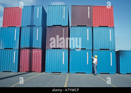 Mann am Container gestapelt im Hafen von Oakland Kalifornien (MR) Stockfoto