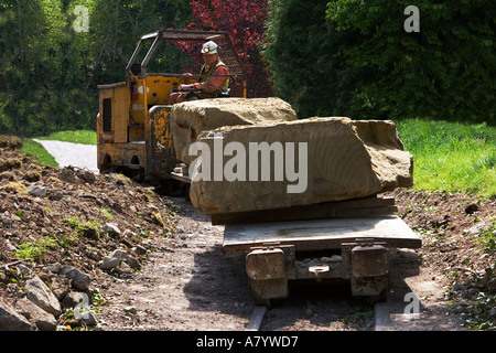 Transport von ausgegrabenen Steinblöcke aus dem unterirdischen Steinbruch Chilmark Wiltshire UK Stockfoto