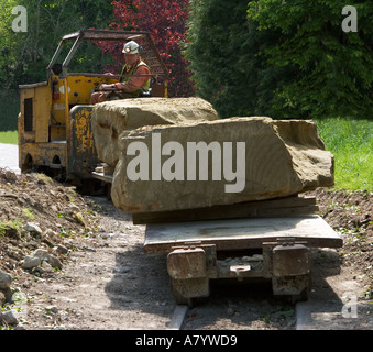 Transport von ausgegrabenen Steinblöcke aus dem unterirdischen Steinbruch Chilmark Wiltshire UK Stockfoto