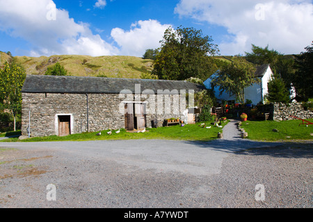 Farm Cottages mit Scheune In dem abgelegenen Dorf von Watendlath in der Nähe von Watendlath Tarn, "Lake District" Cumbria England UK Stockfoto