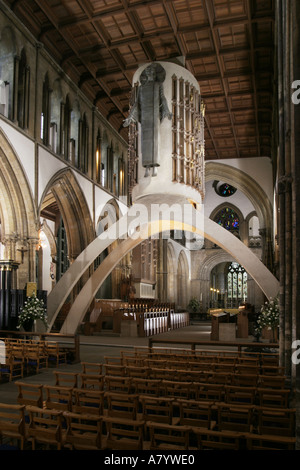 Llandaff Cathedral Cardiff zeigt Sir Jacob Epstein s Christus in Majestät Statue im Kirchenschiff Stockfoto