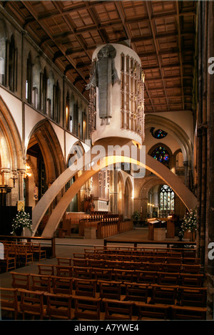 Llandaff Cathedral Llandaff Cardiff zeigt Sir Jacob Epstein s Christus in Majestät Statue im Kirchenschiff Stockfoto