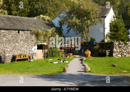 Farm Cottages mit Scheune In dem abgelegenen Dorf von Watendlath in der Nähe von Watendlath Tarn, "Lake District" Cumbria England UK Stockfoto