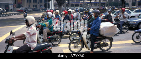 Motorrad-Verkehr warten an der Ampel-Kreuzung in Kuala Lumpur Malaysia Stockfoto